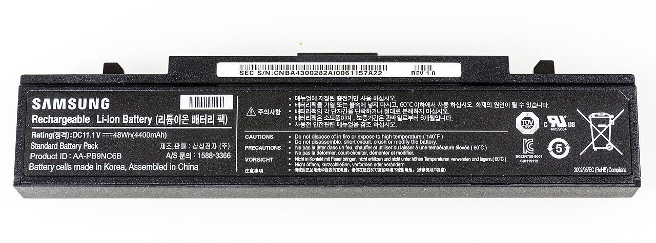 Etiqueta de um pacote de bateria de notebook Samsung mostrando 11,1 volts e 48 Wh, equivalentes a 4400 mAh