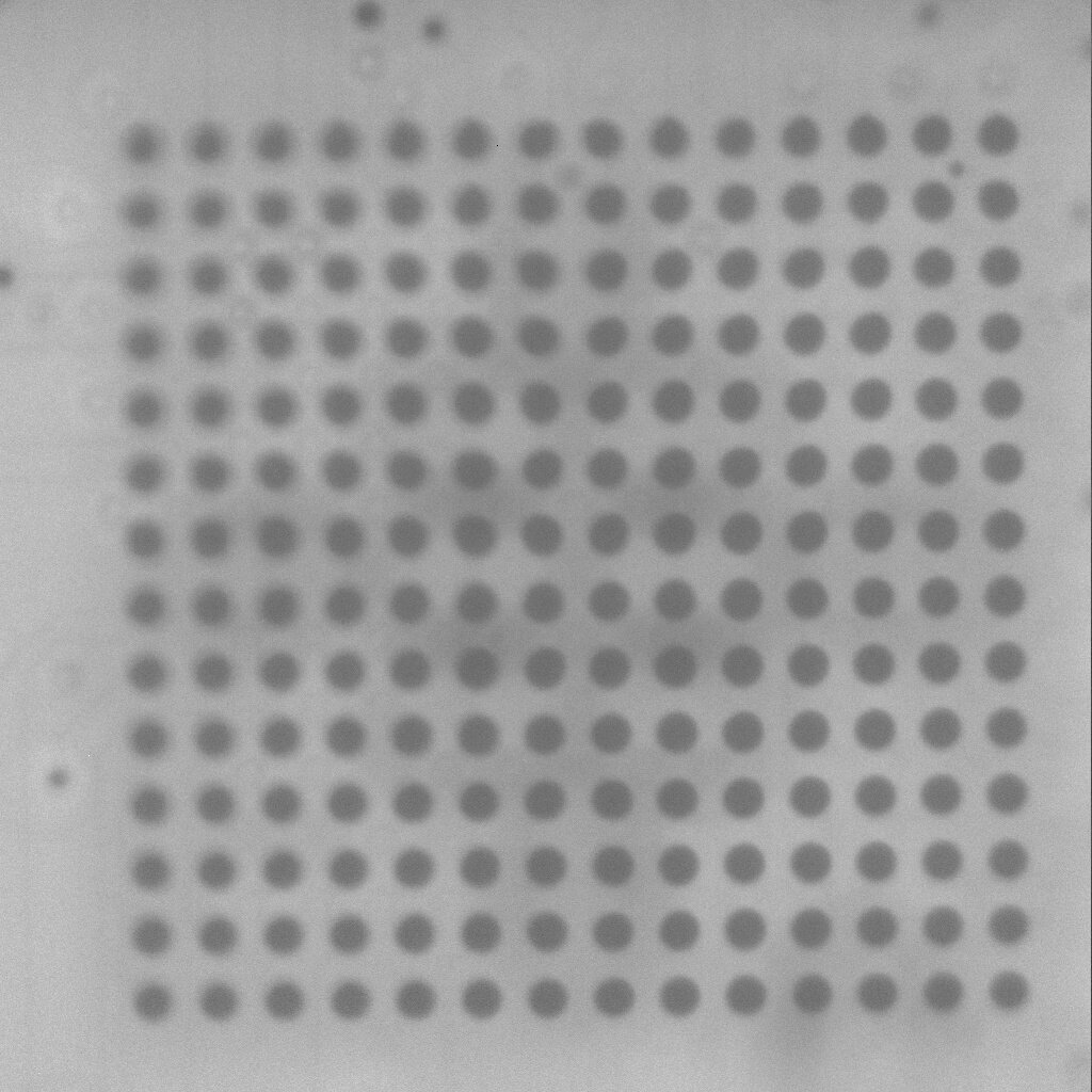 Radiografia de um BGA montado, mostrando a matriz de juntas de solda vistas através da placa