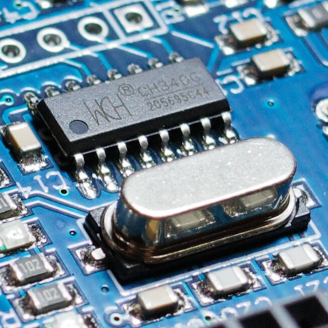 Chip WCH CH340G soldado ao lado do cristal em uma placa clone de Arduino Uno