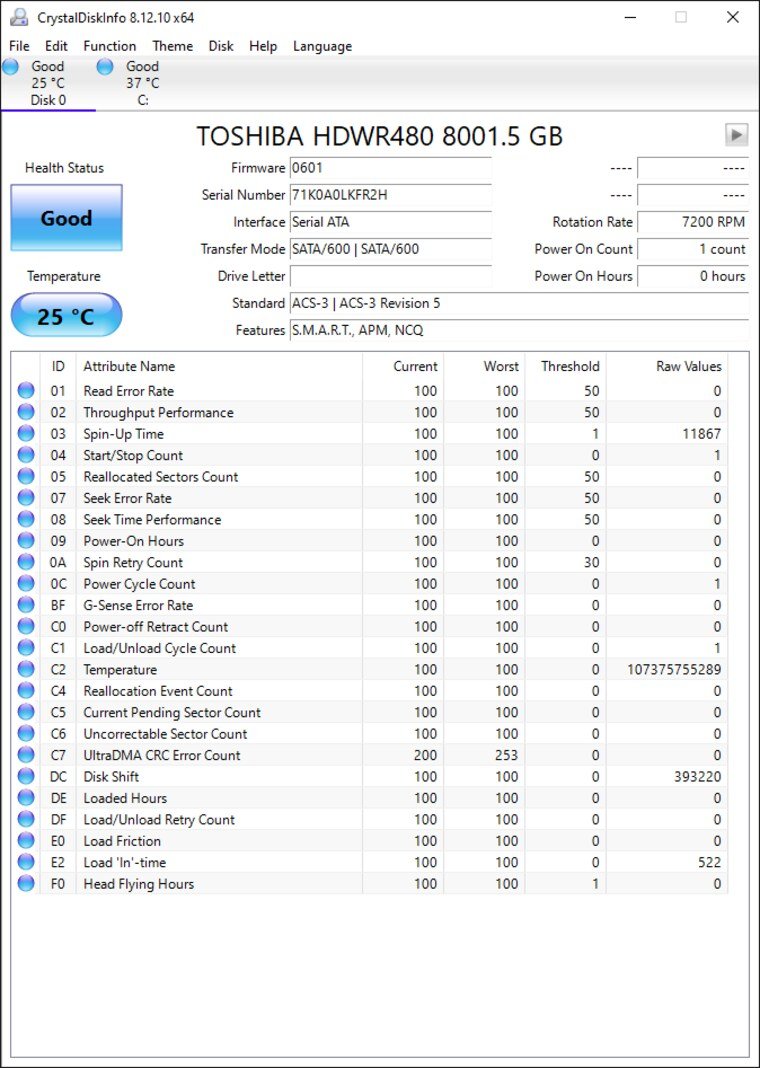 Janela do CrystalDiskInfo mostrando estado de saúde Bom e a lista de atributos S.M.A.R.T. de um disco Toshiba