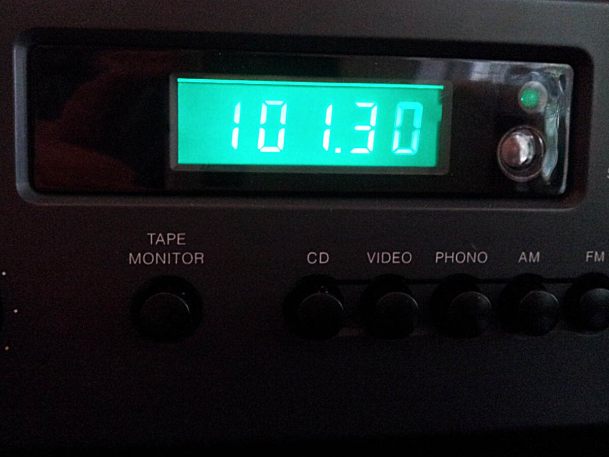 Display LCD segmentado de um receiver iluminado por uma fita de LEDs verdes atrás do painel