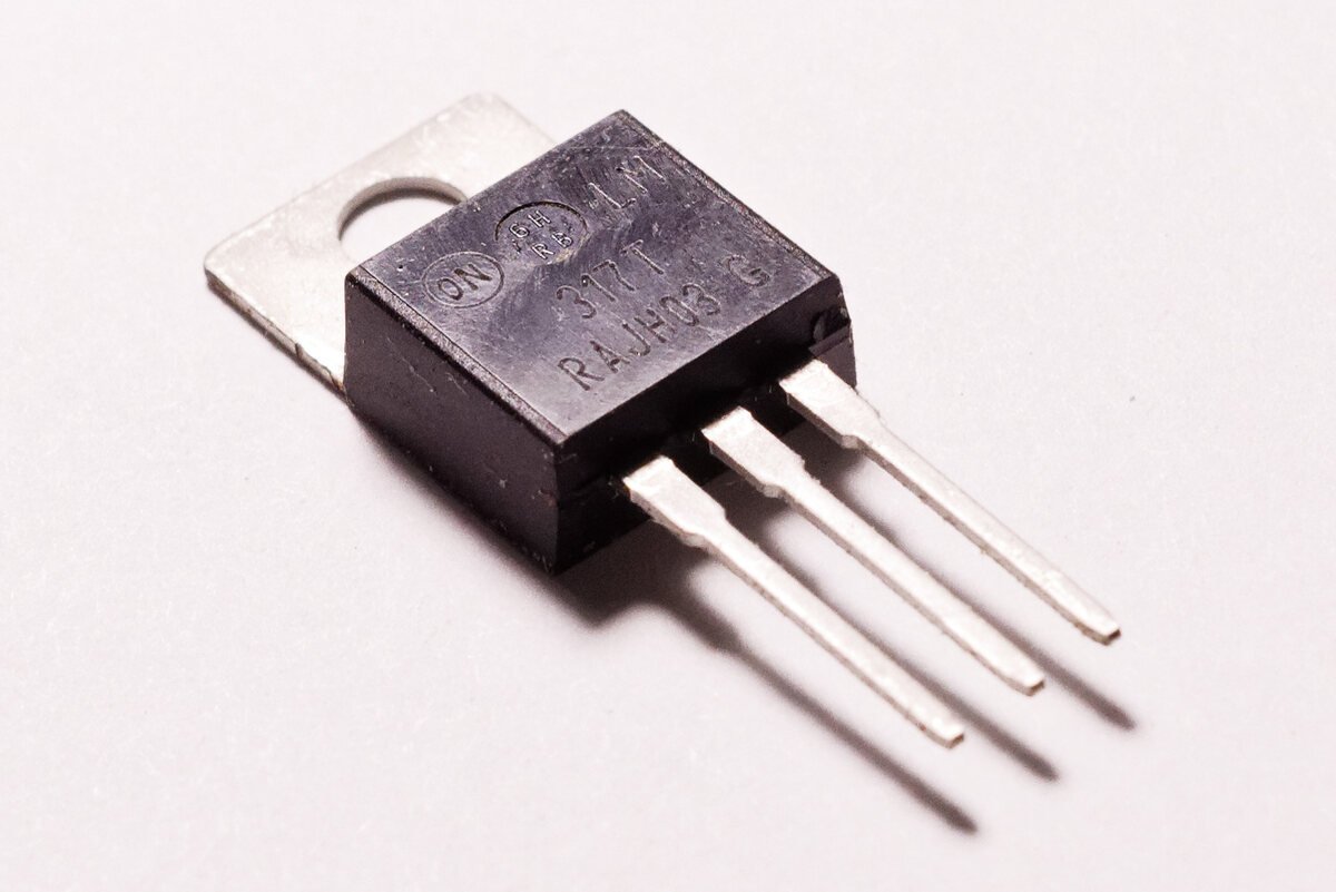 Regulador de tensão LM317T em encapsulamento TO-220, com aba metálica furada e três terminais