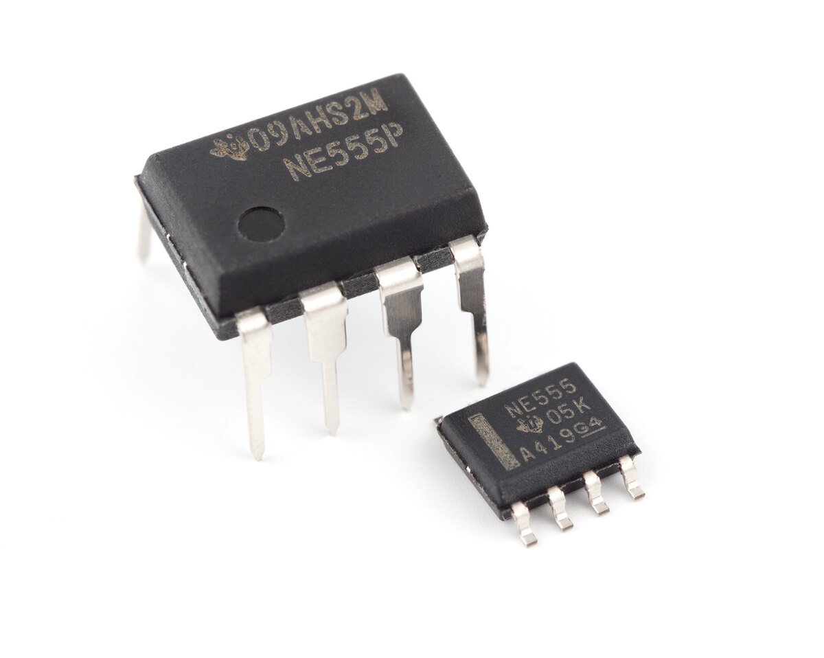 Dois CIs NE555 da Texas Instruments: um em encapsulamento DIP-8 de oito pinos e outro em SOIC