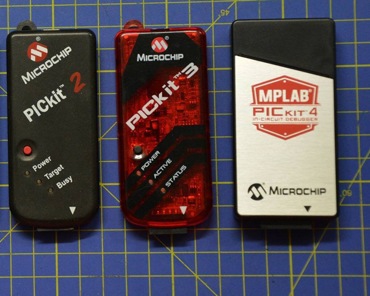 Gravadores PICkit 2, PICkit 3 e MPLAB PICkit 4 da Microchip lado a lado