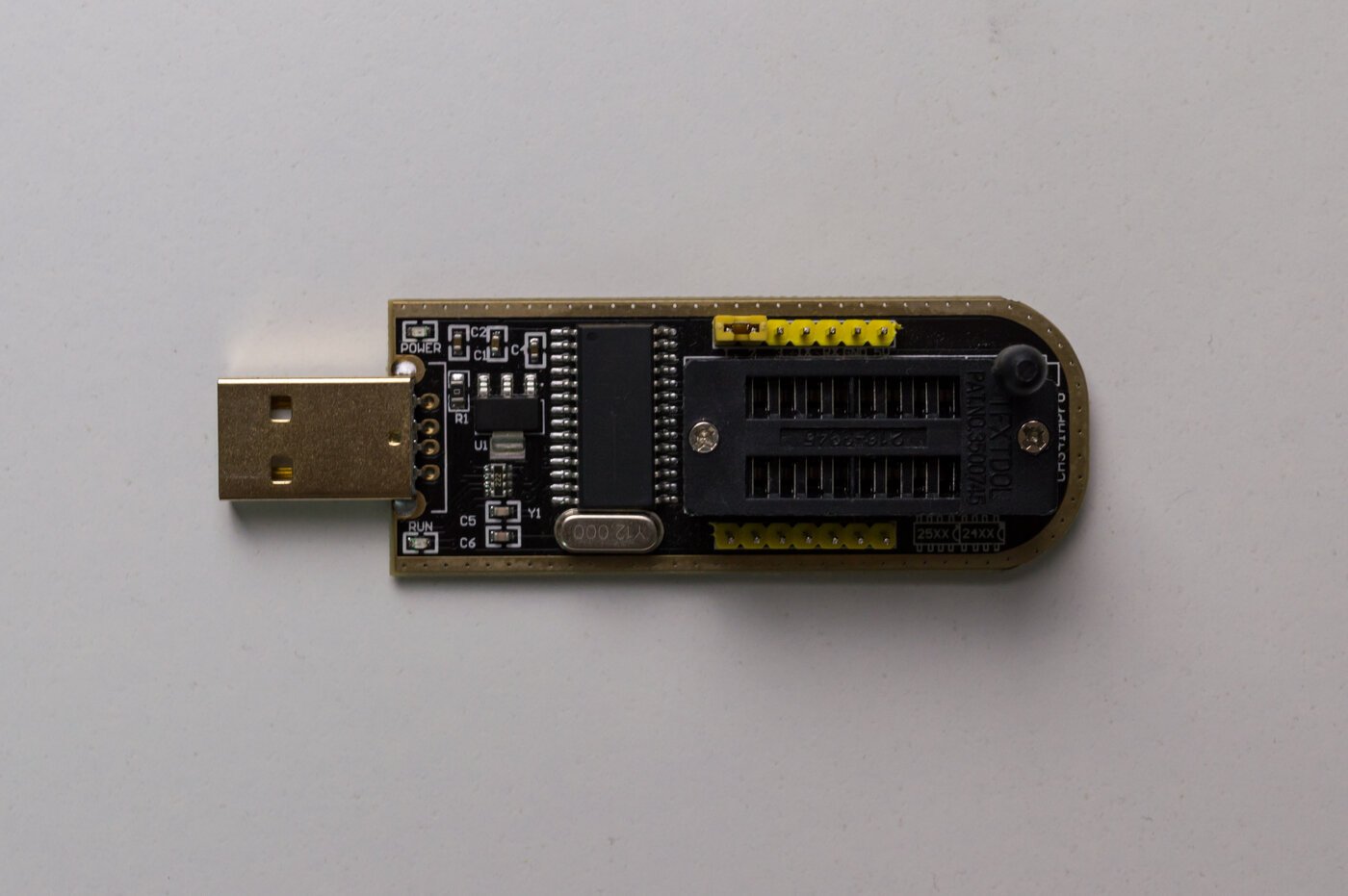 Vista superior de uma placa gravadora CH341A USB com soquete ZIF preto de 16 pinos