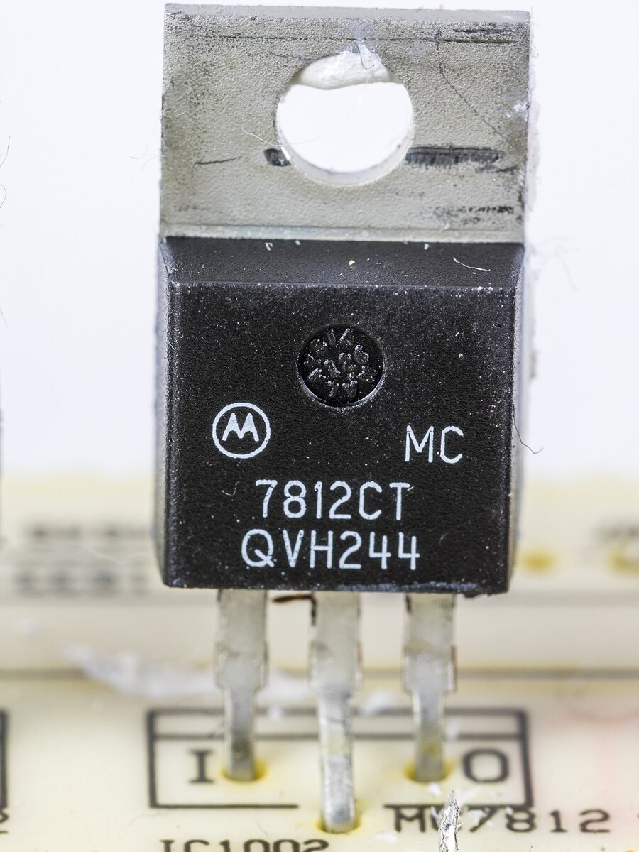 Regulador MC7812CT da Motorola em encapsulamento TO-220 soldado numa placa de aparelho de som