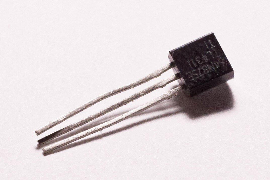 TL431 da Texas Instruments em encapsulamento TO-92, com a marcação TL431I visível