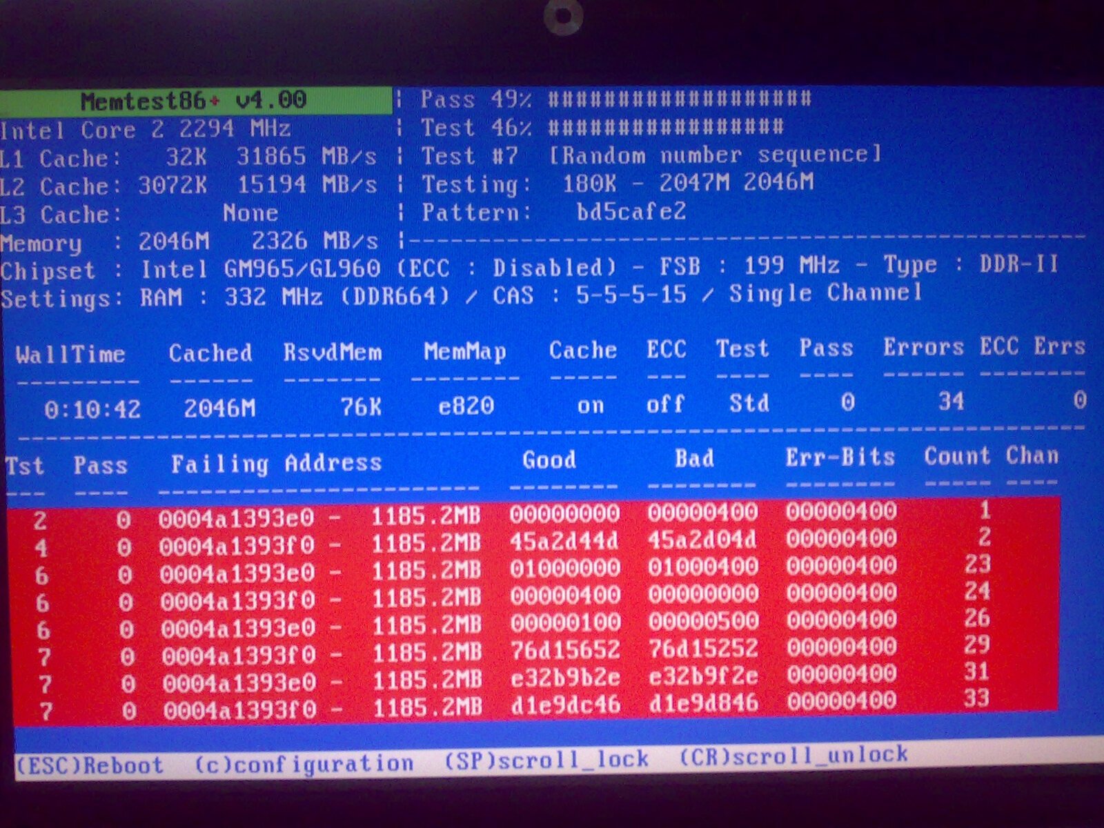 Tela do Memtest86+ 4.00 em um notebook com 2 GB de DDR2 mostrando oito linhas vermelhas de erro no mesmo endereço e o contador de erros em 34