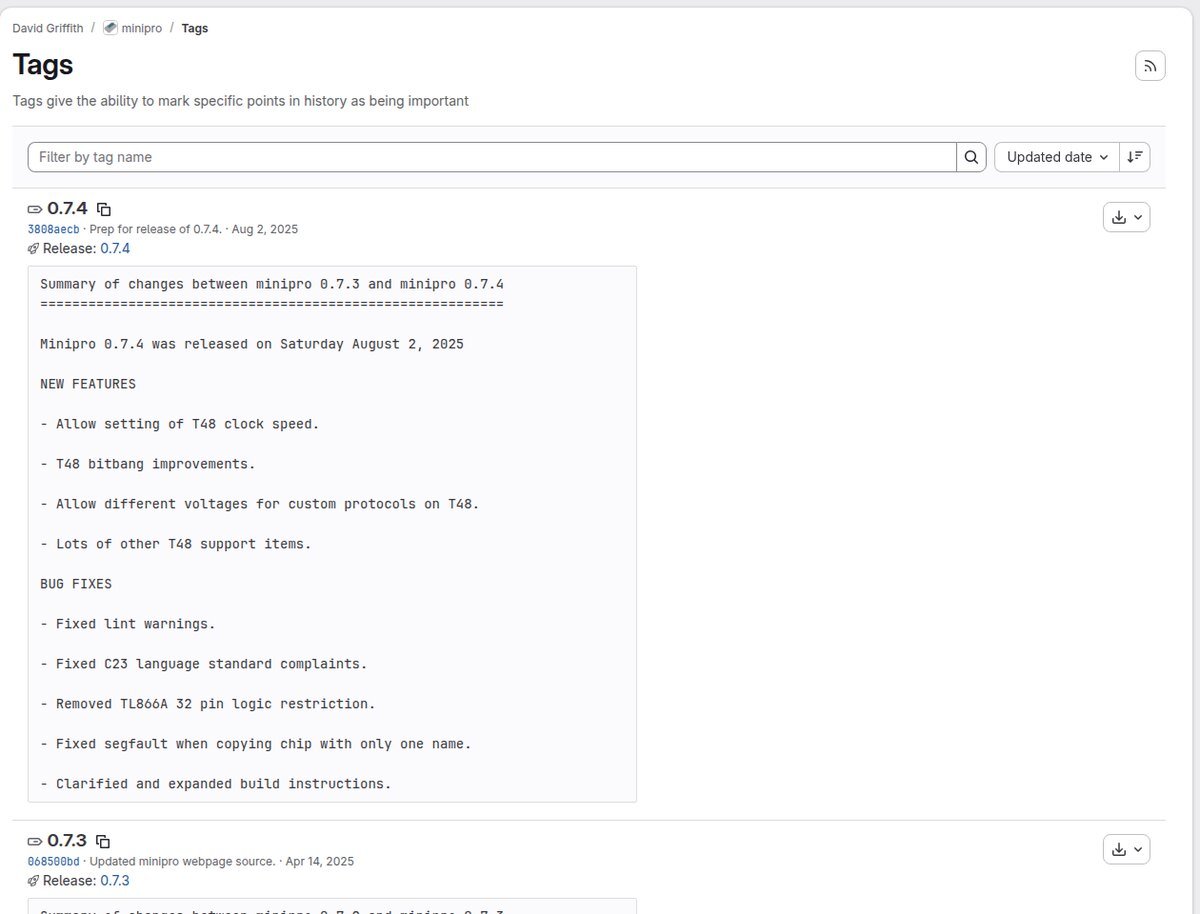 Página oficial de etiquetas do projeto minipro no GitLab mostrando a versão 0.7.4 de agosto de 2025 como a mais recente