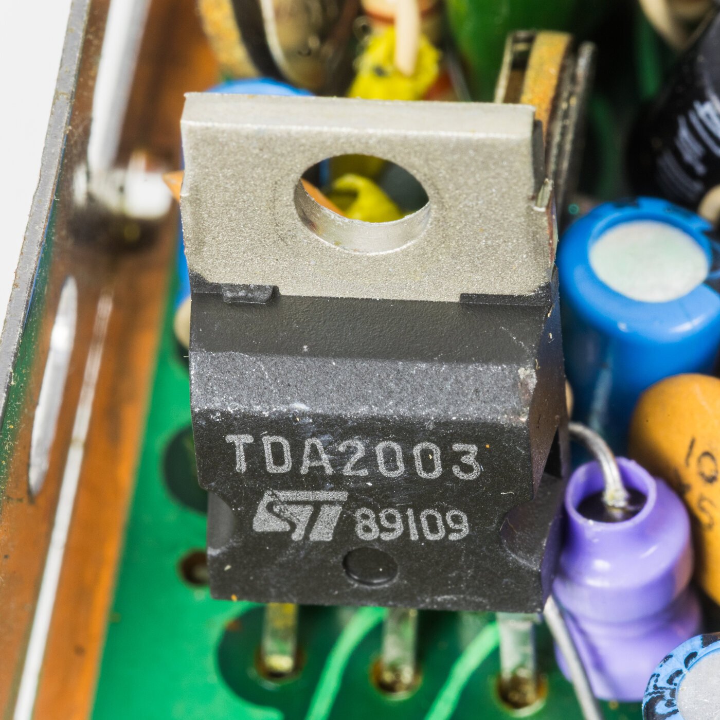 Circuito integrado TDA2003 da STMicroelectronics em encapsulamento Pentawatt, soldado numa placa de rádio