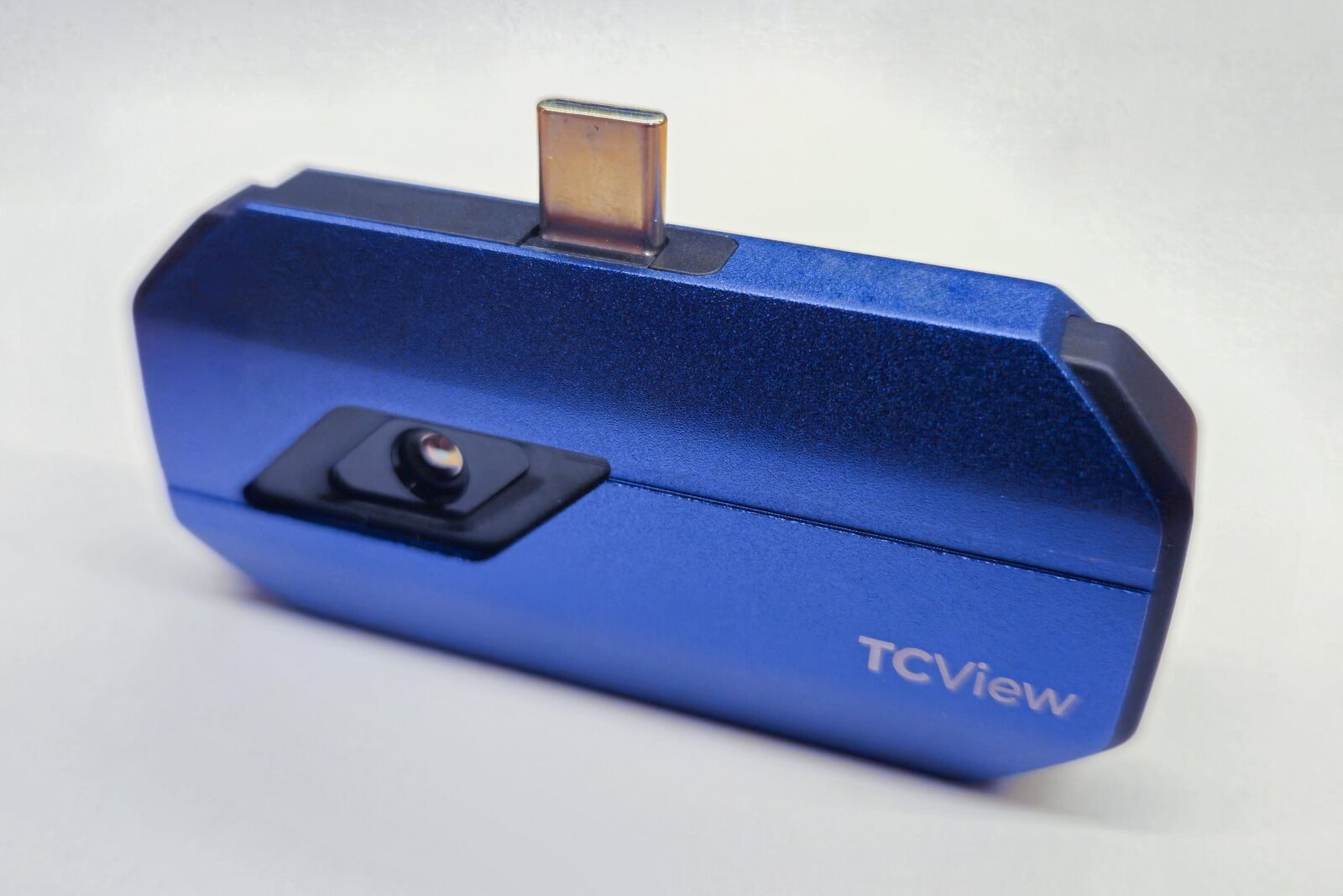 Câmera térmica TOPDON TC001 azul, com conector USB-C e a marca TCView, sobre fundo branco