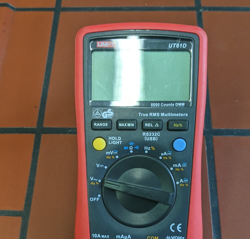 Multímetro UNI-T UT61D visto de frente, com a inscrição RS232C (USB) sob a tecla REL